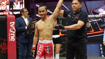 Foto Nyogok Polisi Jaman Now, Langsung Masuk Kantong