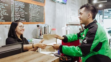 Foto Nyogok Polisi Jaman Now, Langsung Masuk Kantong