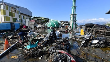 Foto Wanita dengan Kuku Terpanjang Memotong Kukunya Sepanjang 733 cm